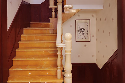 芜湖中式别墅室内汉白玉石楼梯的定制安装装饰效果